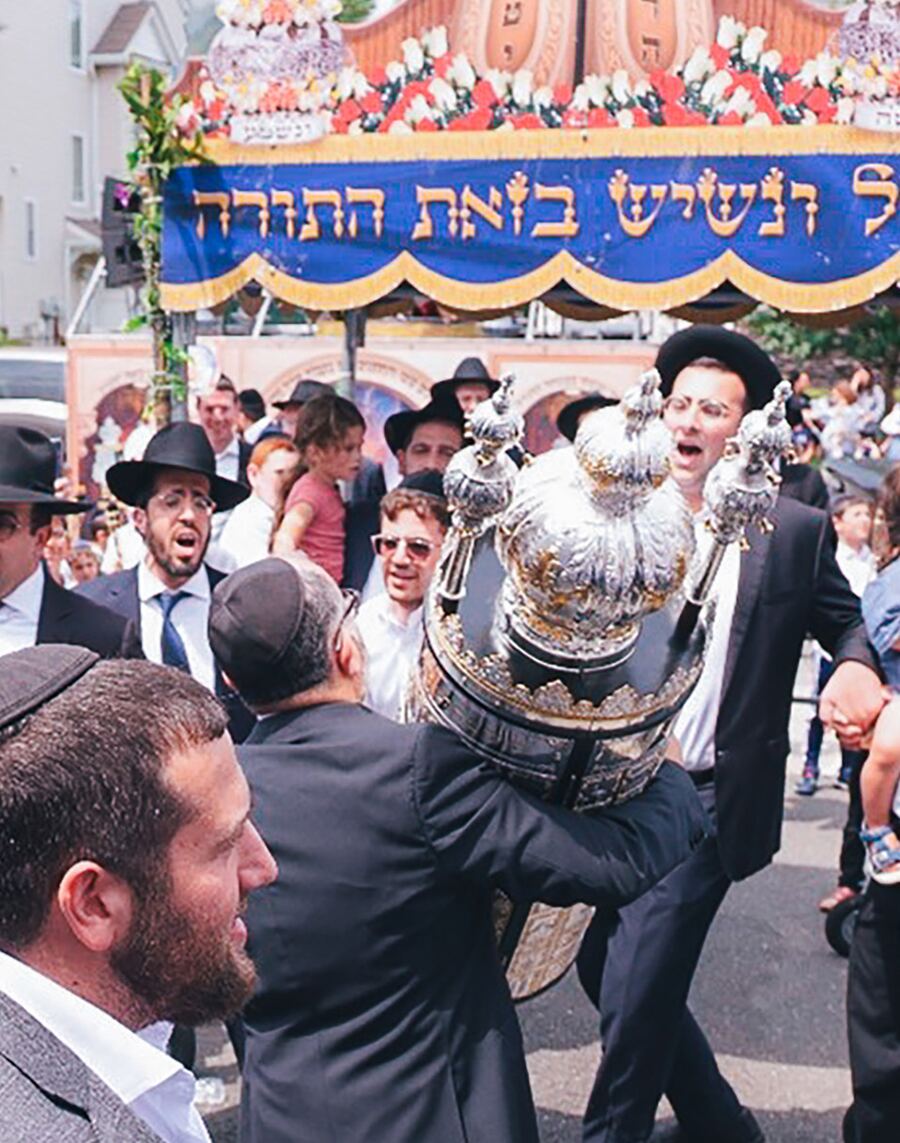Community simcha with a Sefer Torah